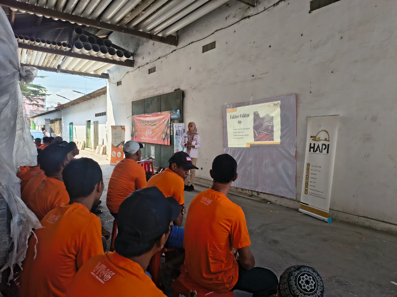 Pemaparan materi di pelatihan baja ringan